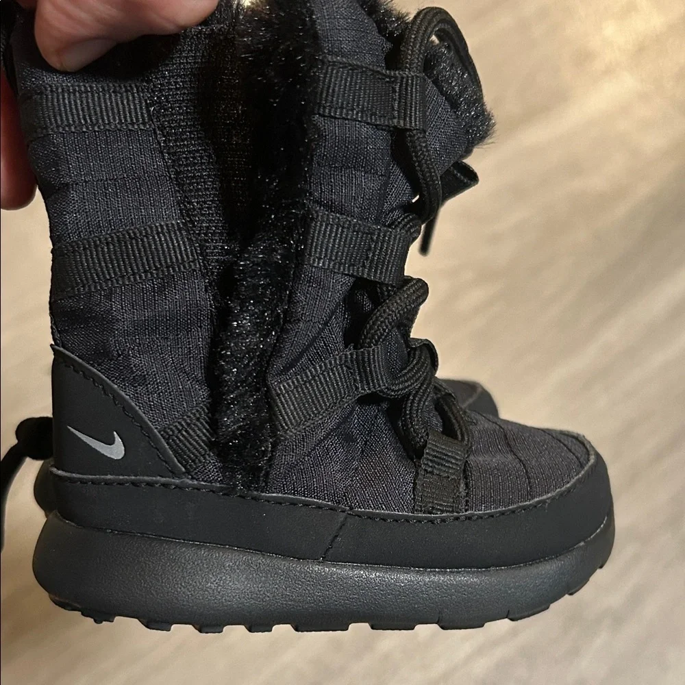 Nike Kids Black Furry Boots (baby)